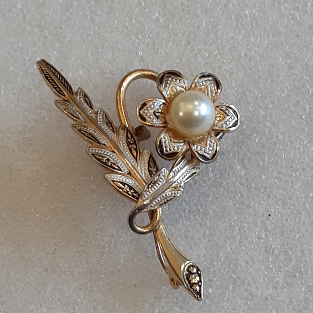 Vtg 1970s Spanish Toledo Gold Damascene Faux Pearl Daisy Brooch